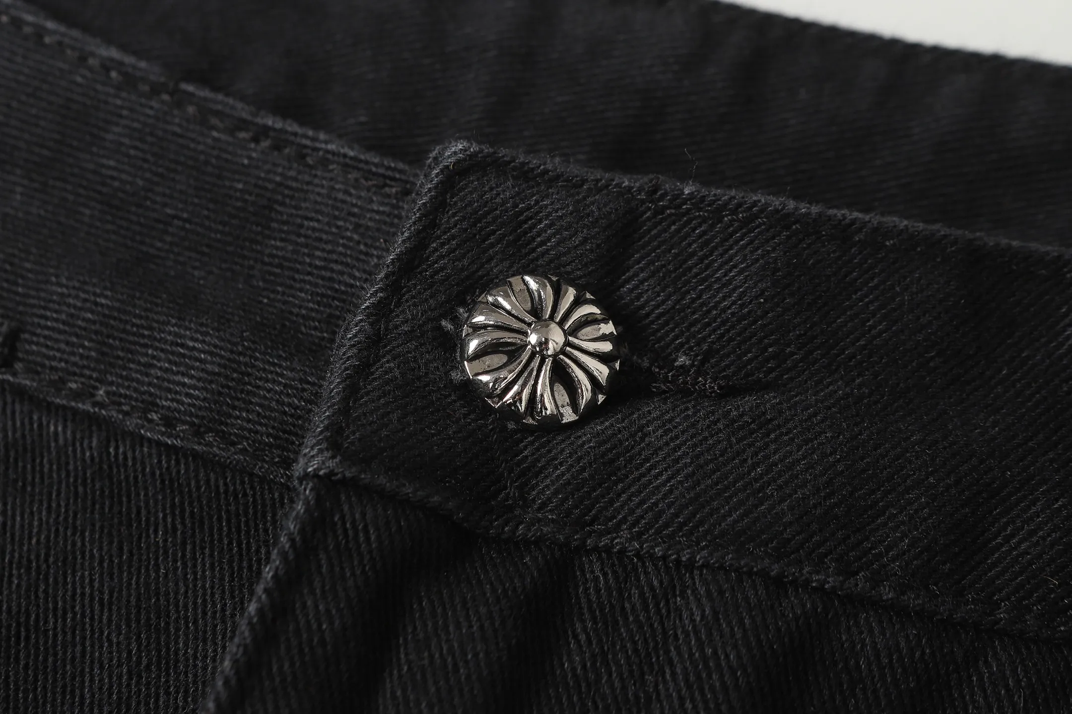 P270 Cross-border model, please do not place an order if you are pursuing quality - Chrome Hearts/Chrome Hearts Cross ✝️Leopard print embroidered washed jeans, trousers and casual pants - High weight, high density and high quality. The wool is soft, delicate and skin-friendly. It feels soft and silky. It has excellent warmth and skin-friendly properties - Custom-woven and dyed with no color difference. No matter the fabric or workmanship details, it beats the ordinary version on the market - Hardware zipper accessories are all customized, full of details -Colour: washed black -Size: 28 30 32 34 36